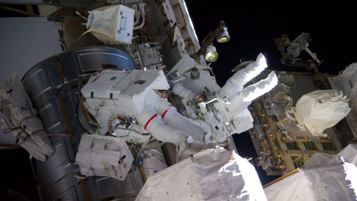 Los astronautas inician un paseo espacial